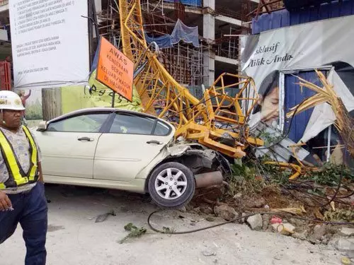 (內有影片)工地塔吊吊臂墜落壓中行駛中馬賽地及四驅車