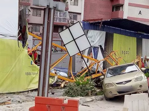 (內有影片)工地塔吊吊臂墜落壓中行駛中馬賽地及四驅車