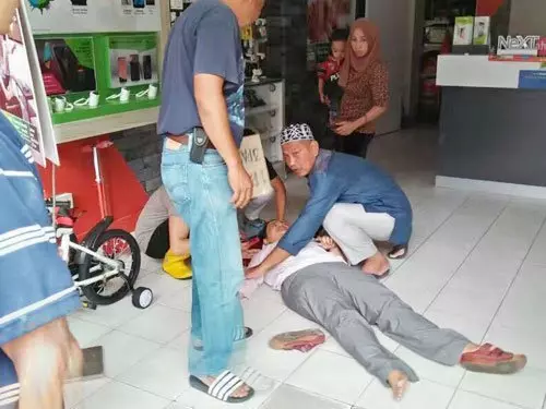 (內有影片)工地塔吊吊臂墜落壓中行駛中馬賽地及四驅車