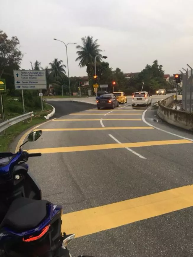 【網友:頸項差點被割斷!】不法之徒在Gombak轉彎處綁魚線,男網友經過被割傷脖子!