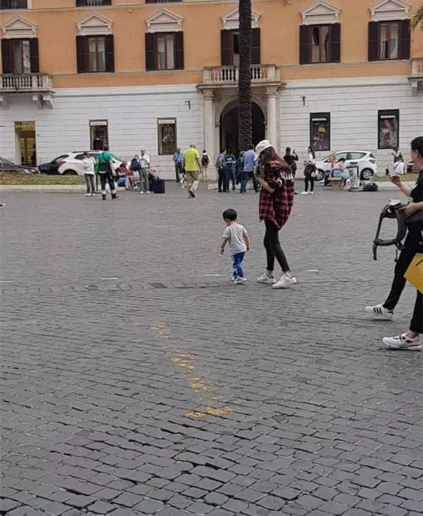 網友街頭偶遇Angelababy小海綿,母子同框baby僅跟著兒子很暖心!