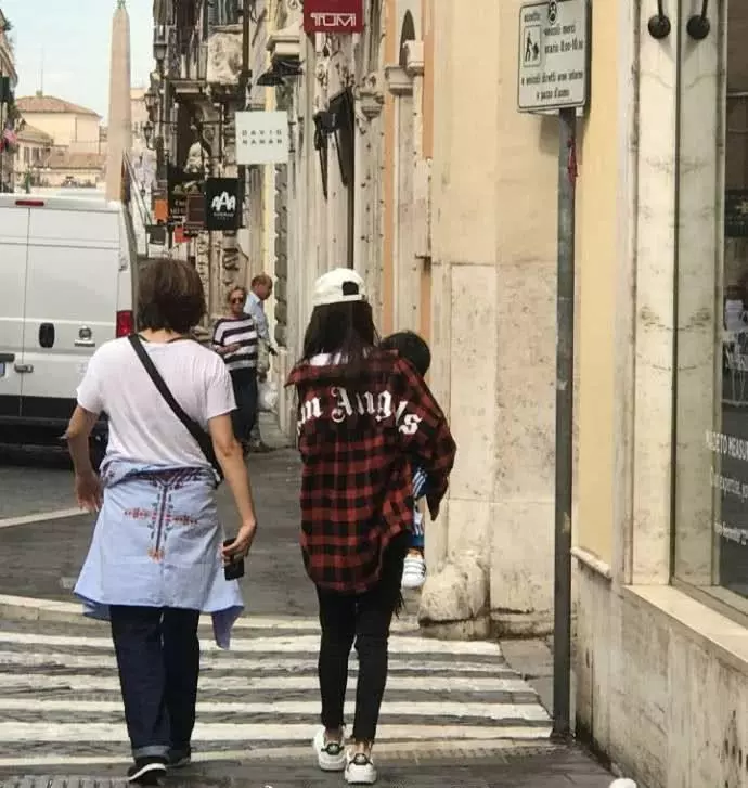 網友街頭偶遇Angelababy小海綿,母子同框baby僅跟著兒子很暖心!