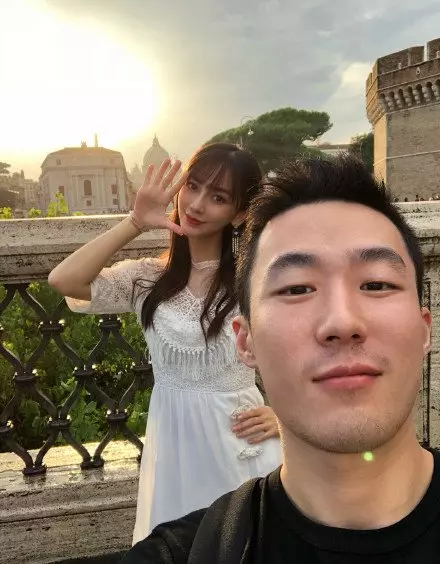 網友街頭偶遇Angelababy小海綿,母子同框baby僅跟著兒子很暖心!
