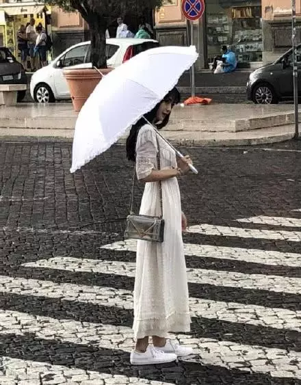 網友街頭偶遇Angelababy小海綿,母子同框baby僅跟著兒子很暖心!
