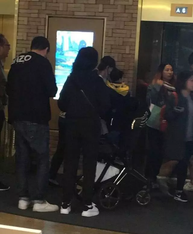 網友街頭偶遇Angelababy小海綿,母子同框baby僅跟著兒子很暖心!
