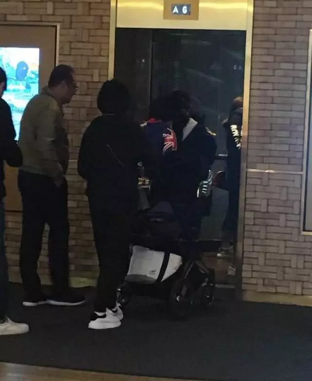 網友街頭偶遇Angelababy小海綿,母子同框baby僅跟著兒子很暖心!