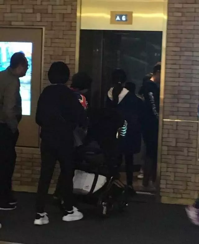 網友街頭偶遇Angelababy小海綿,母子同框baby僅跟著兒子很暖心!
