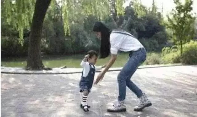 網友街頭偶遇Angelababy小海綿,母子同框baby僅跟著兒子很暖心!