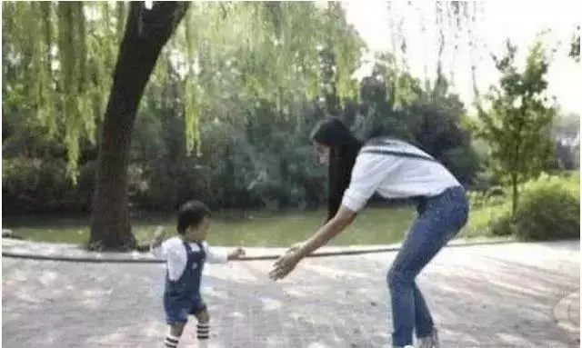 網友街頭偶遇Angelababy小海綿,母子同框baby僅跟著兒子很暖心!