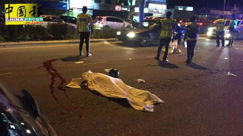摩哆U轉與轎車相撞! 老騎士重傷斃命!