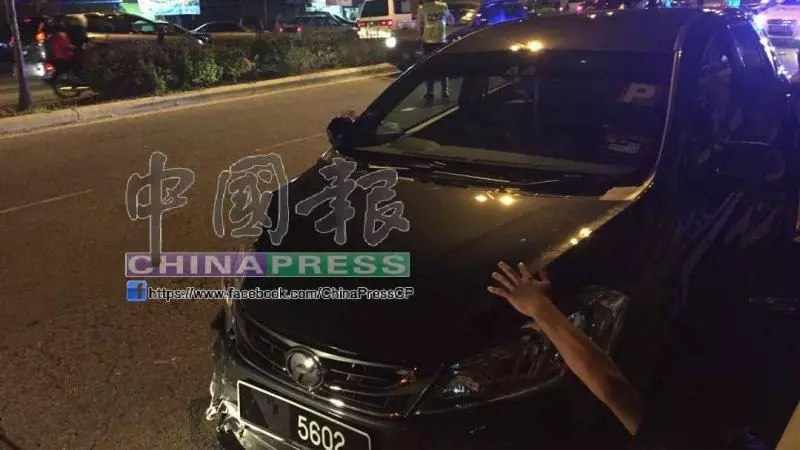 摩哆U轉與轎車相撞! 老騎士重傷斃命!