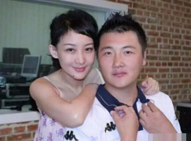 孫楠和兩任妻子各生一個女兒,同父異母的兩女孩卻長成一個樣子!
