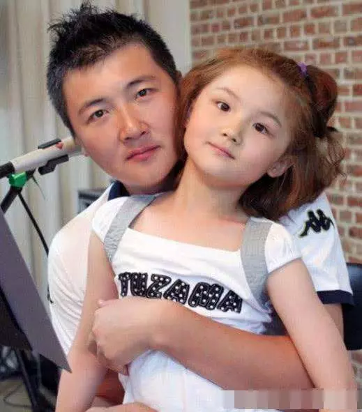 孫楠和兩任妻子各生一個女兒,同父異母的兩女孩卻長成一個樣子!