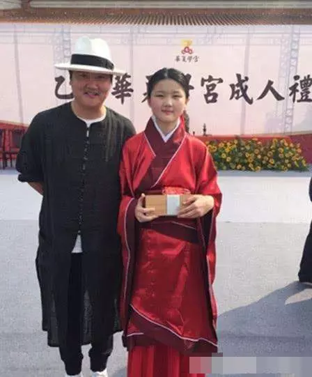 孫楠和兩任妻子各生一個女兒,同父異母的兩女孩卻長成一個樣子!