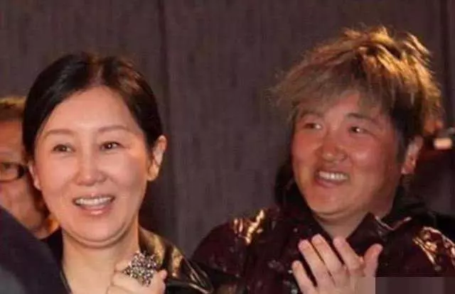 孫楠和兩任妻子各生一個女兒,同父異母的兩女孩卻長成一個樣子!