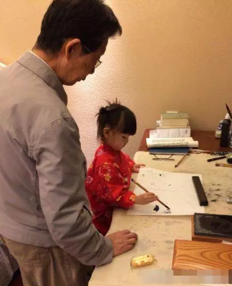 孫楠和兩任妻子各生一個女兒,同父異母的兩女孩卻長成一個樣子!