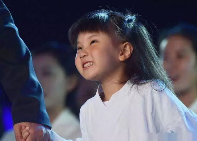孫楠和兩任妻子各生一個女兒,同父異母的兩女孩卻長成一個樣子!