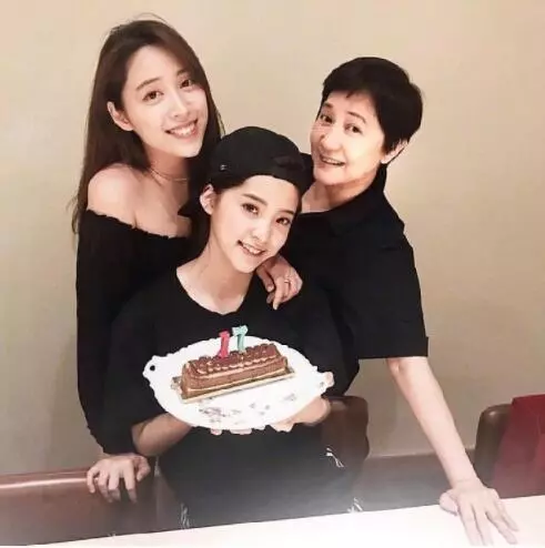 當紅時退出娛樂圈,三個女兒卻來之不易,如今二女兒比她曾經還紅!