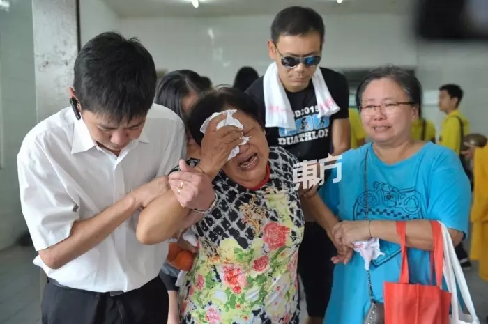 【波德申鐵人賽2死】譚偉榮舉殯 71歲母失聲痛哭