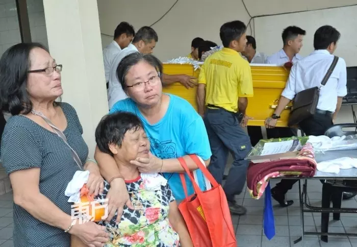 【波德申鐵人賽2死】譚偉榮舉殯 71歲母失聲痛哭