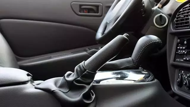 突然剎車失靈是用手剎車減速嗎? 很多人都做錯了。。。