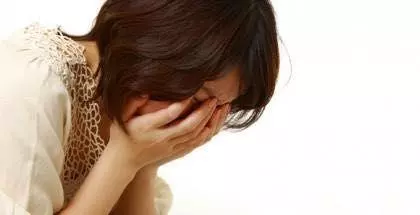第一次去男友家,我無意挽起衣袖,婆婆看到我的手後,號啕大哭