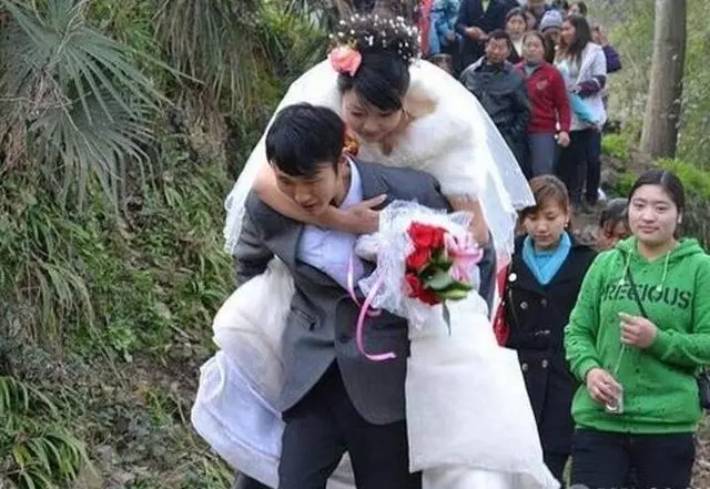 母親來借10萬給弟弟蓋新房,婆婆的話,讓我流淚了