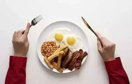 少吃?不吃?晚餐到底怎麼吃?許多人為了減肥把晚飯「忌」了!