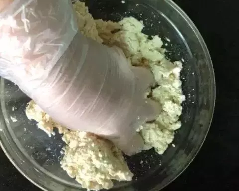 豆腐做成餅,香得讓人無法自拔,外酥內嫩,想吃的快來試試哦!