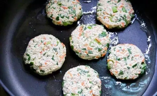 豆腐做成餅,香得讓人無法自拔,外酥內嫩,想吃的快來試試哦!