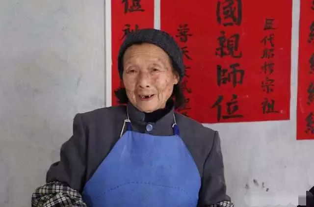 老人去兒子家小住,吃飯時把菜咳了一地,兒媳一句埋怨,她紅了眼