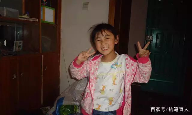 七歲女孩每次都用假鈔買煎餅,老闆從沒拆穿過,十八年後來了驚喜