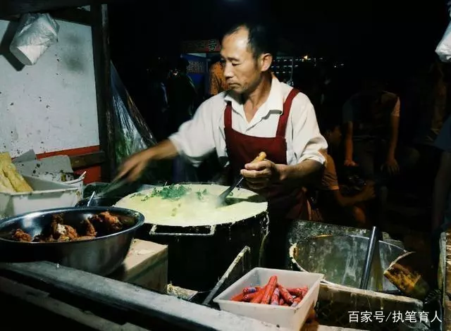 七歲女孩每次都用假鈔買煎餅,老闆從沒拆穿過,十八年後來了驚喜