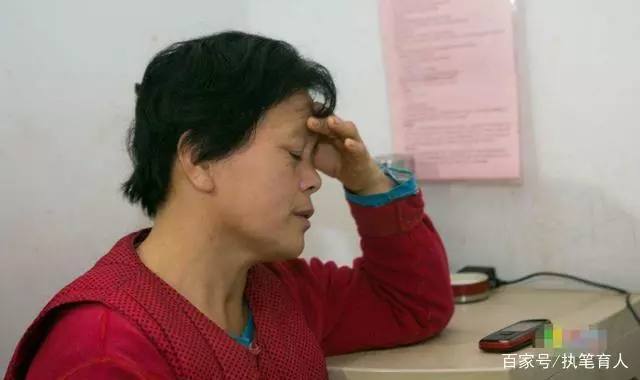 七歲女孩每次都用假鈔買煎餅,老闆從沒拆穿過,十八年後來了驚喜