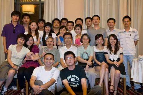 男子騎自行車參加同學會,被前任笑話沒出息,妻子出現,全場傻眼