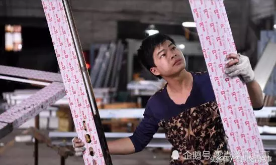老婆登門感謝我的親弟弟,弟弟出院後,我讓老婆在離婚協議上簽字