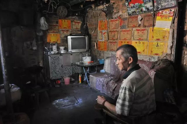 老人四子女每月給養老錢,每天還在拾荒,去世後卡上卻沒有一分錢