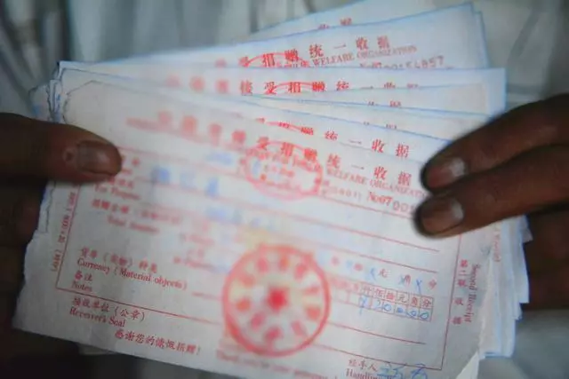 老人四子女每月給養老錢,每天還在拾荒,去世後卡上卻沒有一分錢