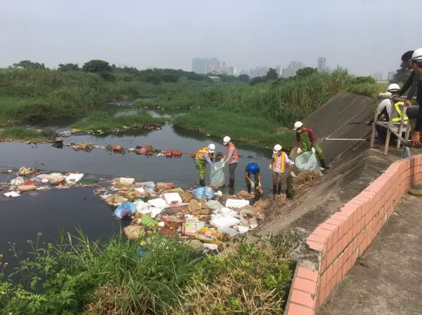 桃園老街溪遭亂倒腐爛蔬果 市府揪兇求償1 5萬