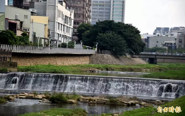 桃園老街溪遭亂倒腐爛蔬果 市府揪兇求償1 5萬