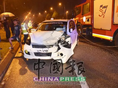 兩轎車和1摩哆凌晨相撞,騎士當場死亡