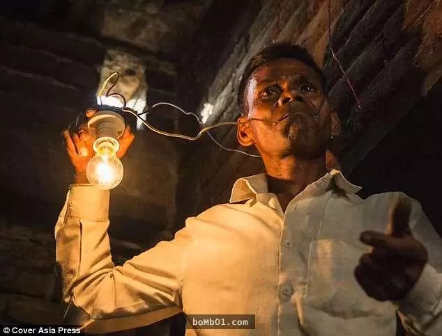 這位大叔可以「手握裸電線30分鐘」吃電進食,全身80%都是電