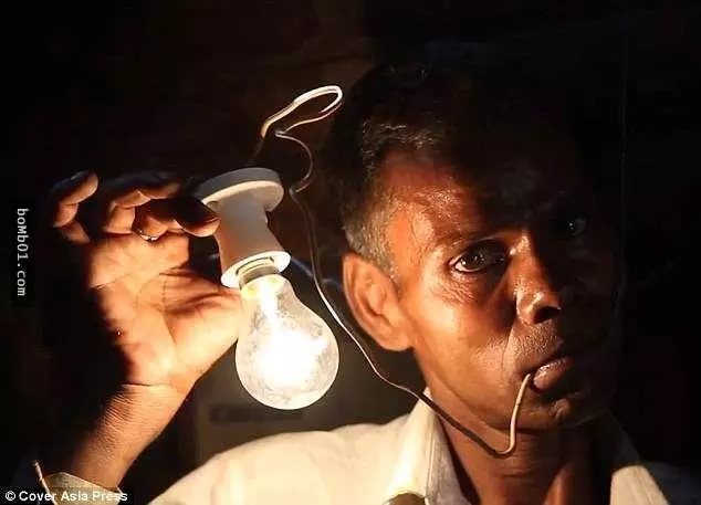 這位大叔可以「手握裸電線30分鐘」吃電進食,全身80%都是電