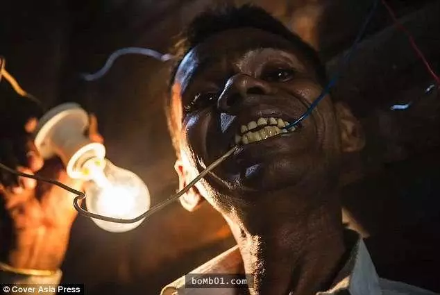 這位大叔可以「手握裸電線30分鐘」吃電進食,全身80%都是電