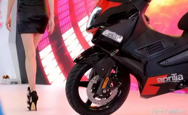比亞喬發布全新SR MAX300踏板車,售價3.98萬!這價格令人唏噓!