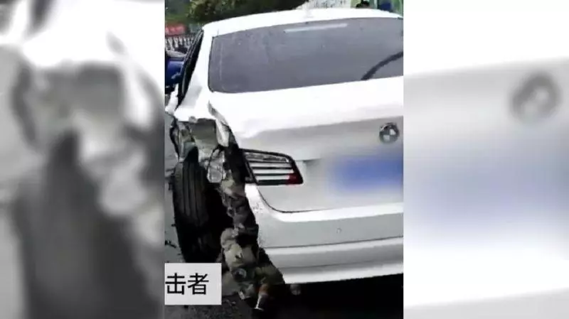 女三寶撞爆BMW翻車 車貼紙神預言...網友全笑翻