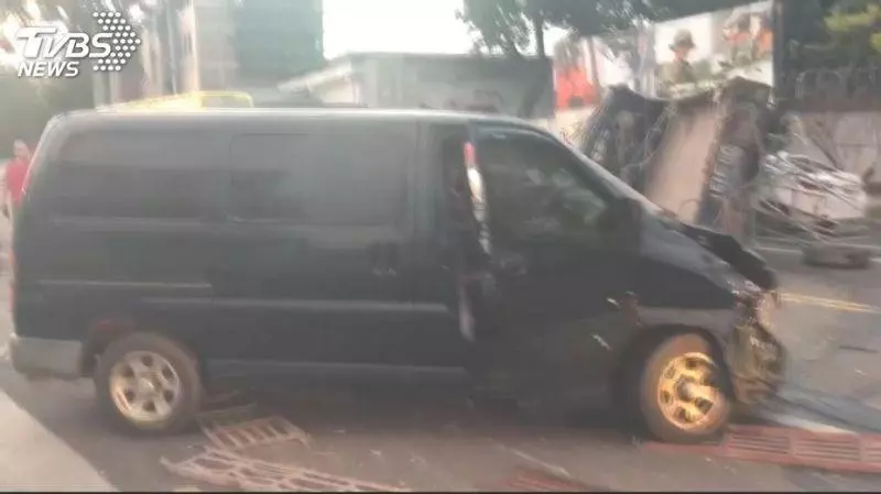 恐怖巧合!貨車疑煞車失靈 超載又撞3車