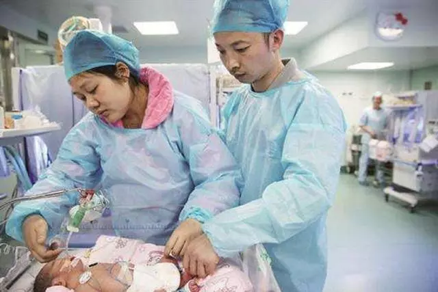 老婆難產,我要求保大人,母親卻要保孩子,我哭了