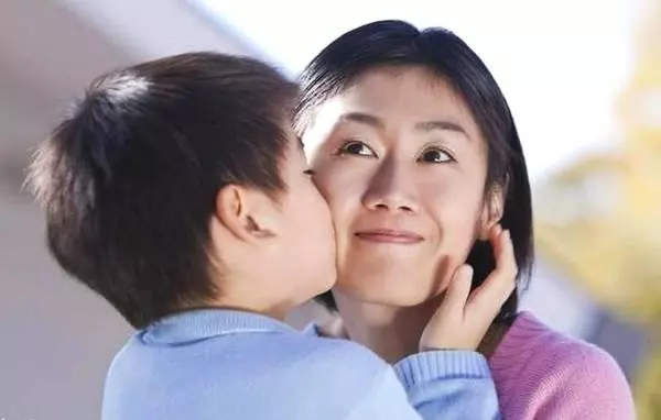 回娘家賀壽,8歲兒子哭著不進門,得知真相我果斷和娘家斷交
