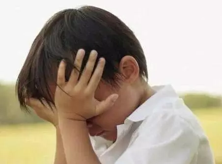 回娘家賀壽,8歲兒子哭著不進門,得知真相我果斷和娘家斷交